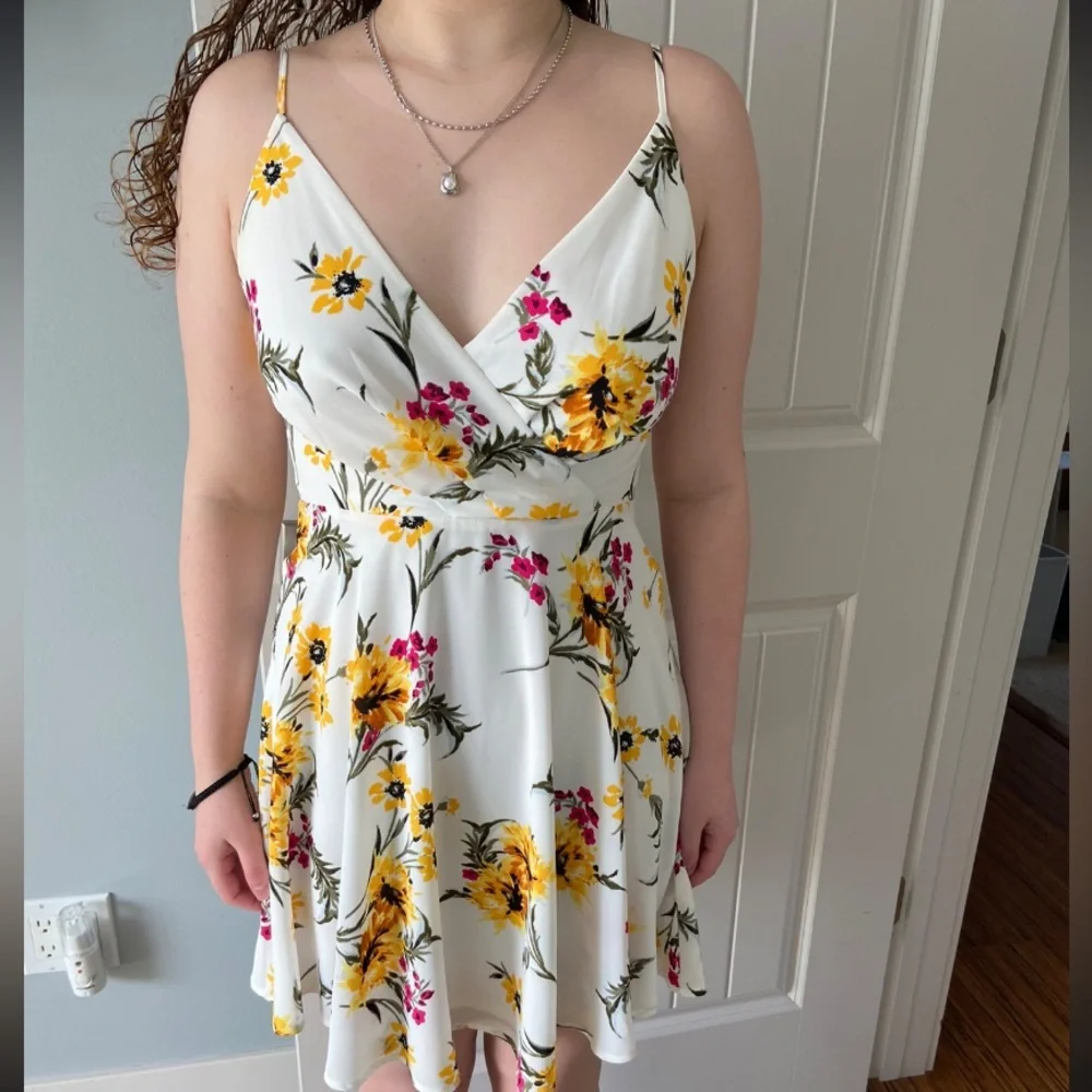 Spring dress - Picture 1 of 3